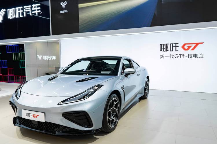 成都295哪吒汽车在智能汽车领域的表现，领途汽车在新能源汽车市场中的影响力